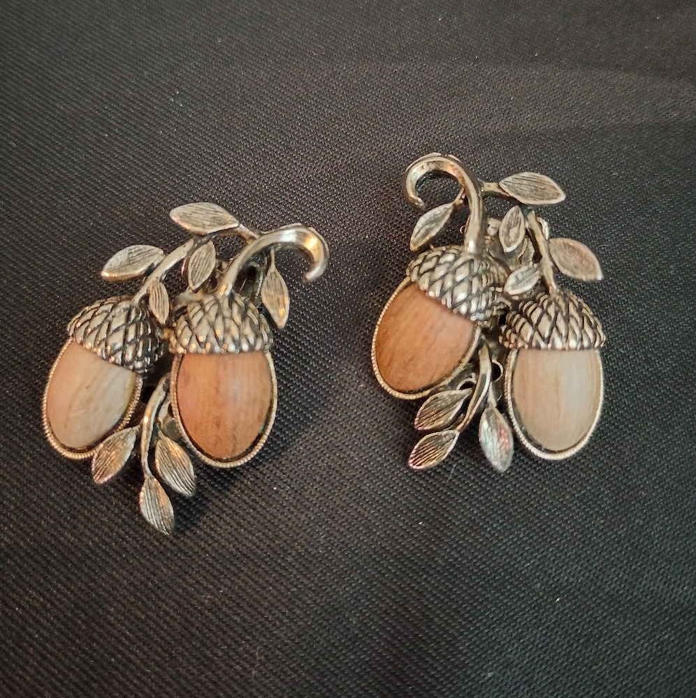 Vintage Coro Knott’s Berry Farm Acorn Clip On Earrings Patent Pending 1950’s.